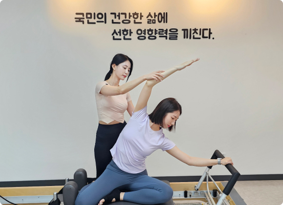 매직바디 수료생이 필라테스 스튜디오에서 수업을 진행하는 모습